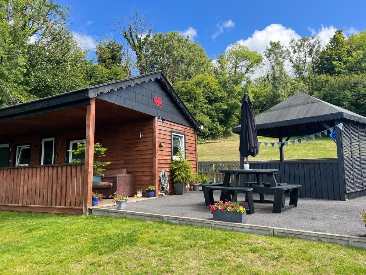 Kabin In The Woods Llandybie Esterno foto