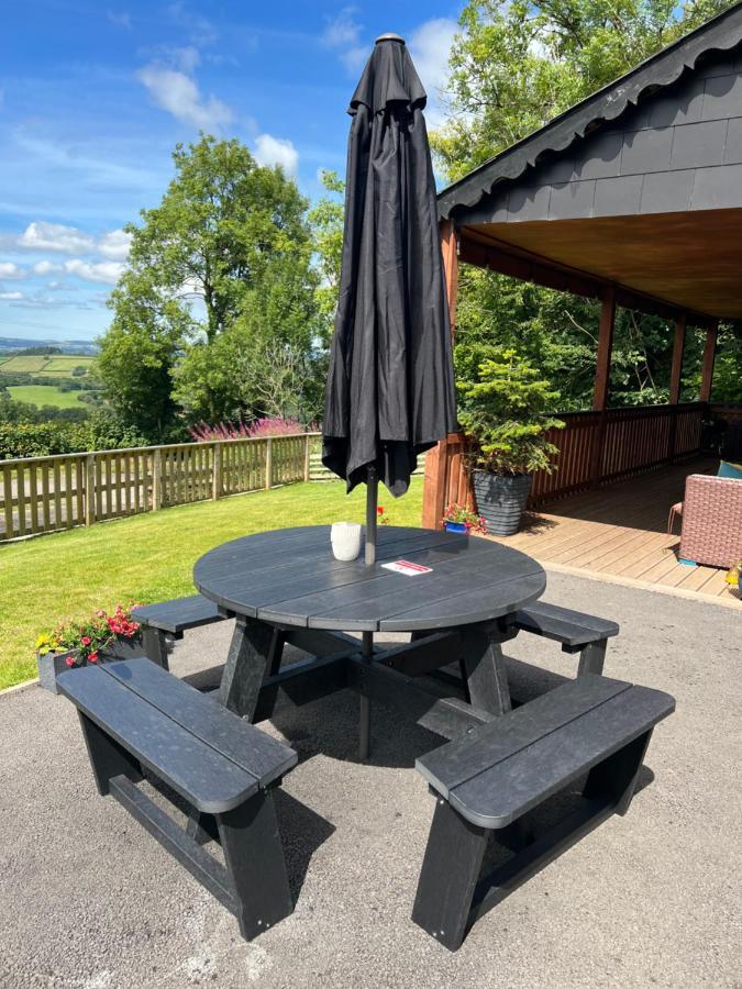 Kabin In The Woods Llandybie Esterno foto