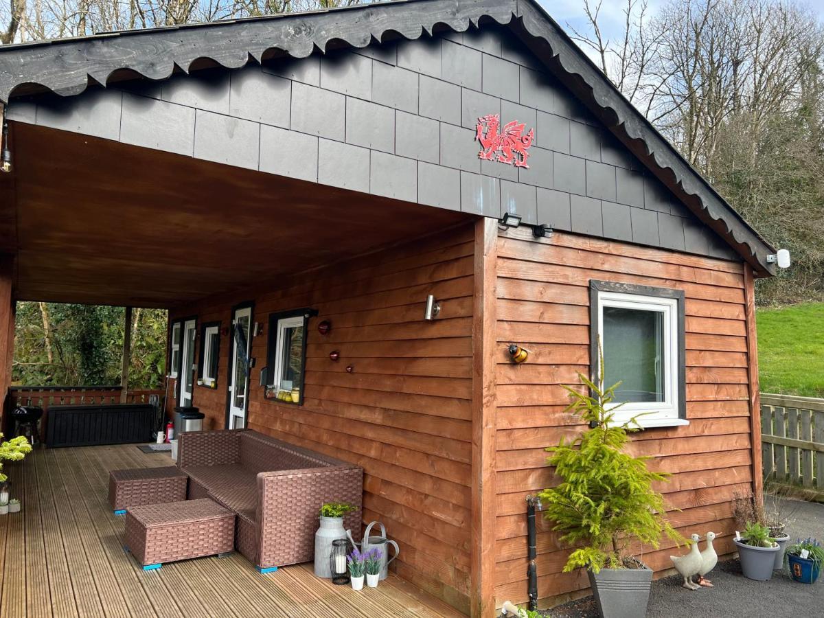 Kabin In The Woods Llandybie Esterno foto